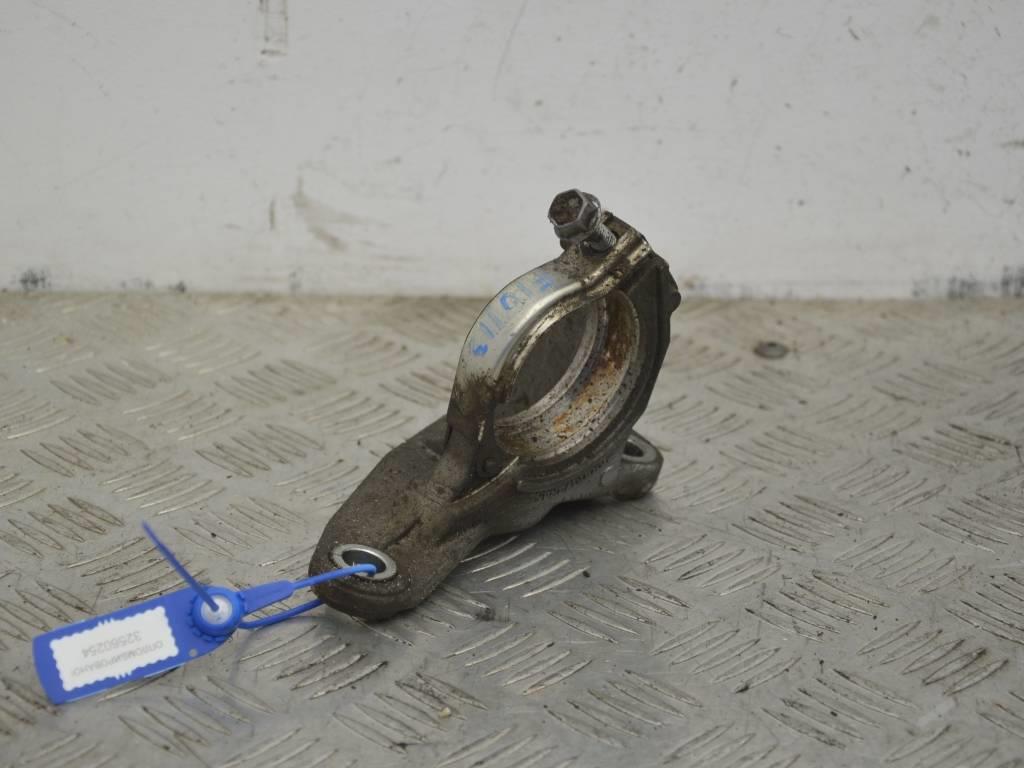 Кронштейн полуоси