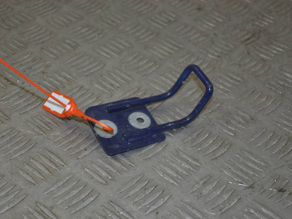 Крюк капота