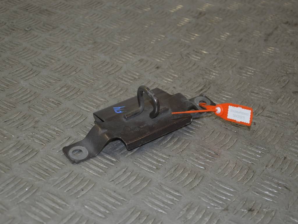 Крюк капота