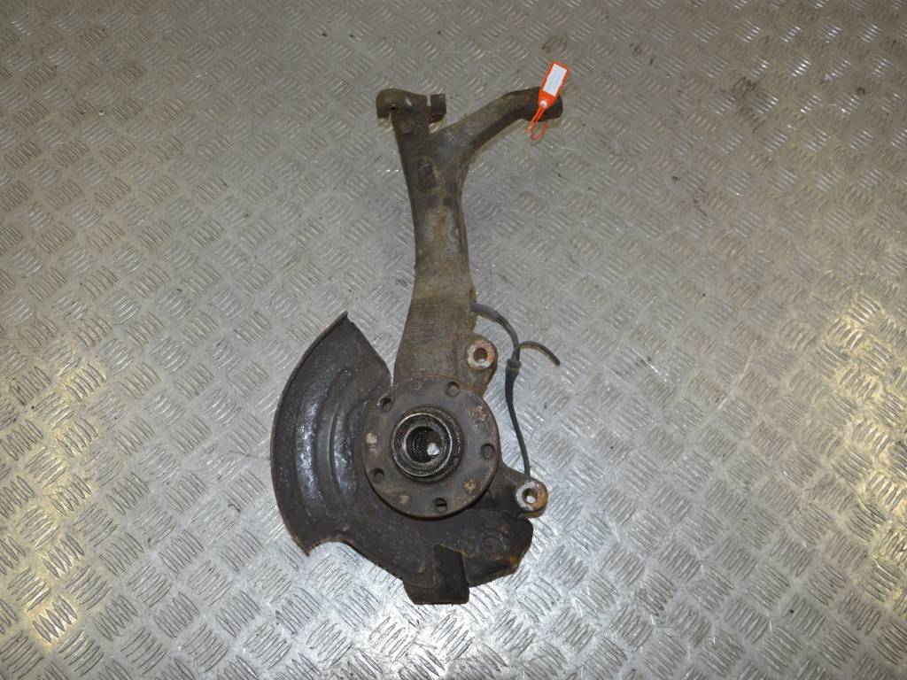 Кулак поворотный правый