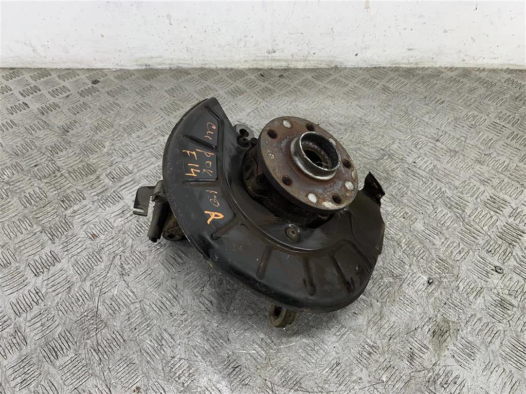 Кулак поворотный правый