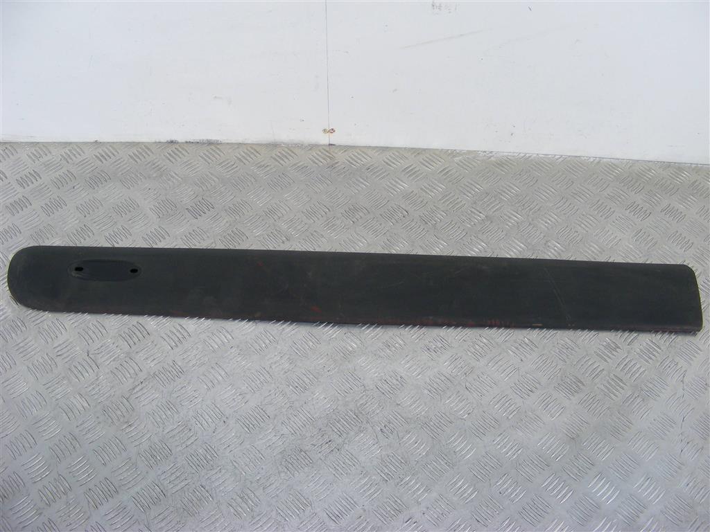 Молдинг двери передней левой