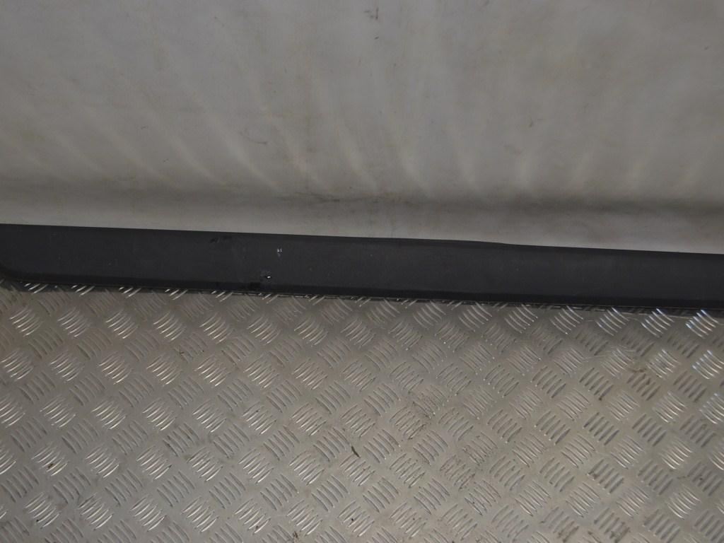 Молдинг двери передней левой