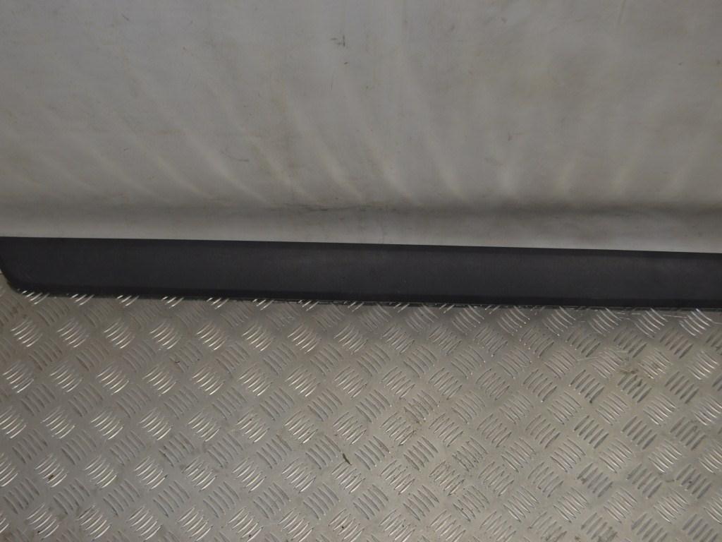 Молдинг двери передней левой