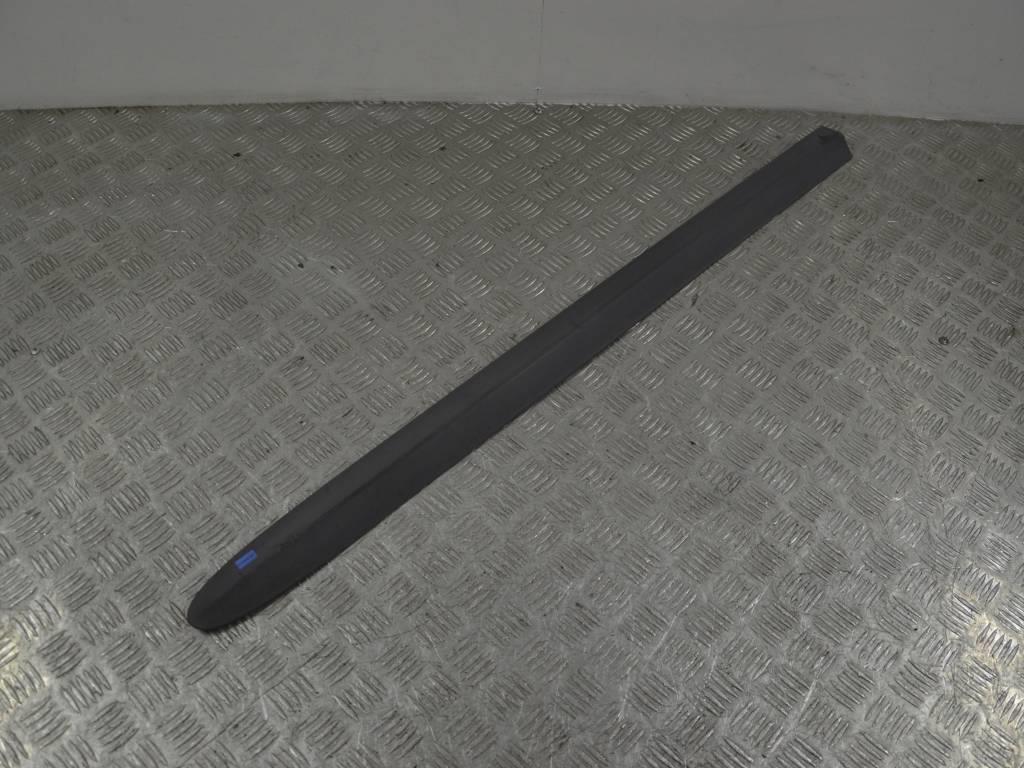 Молдинг двери передней левой