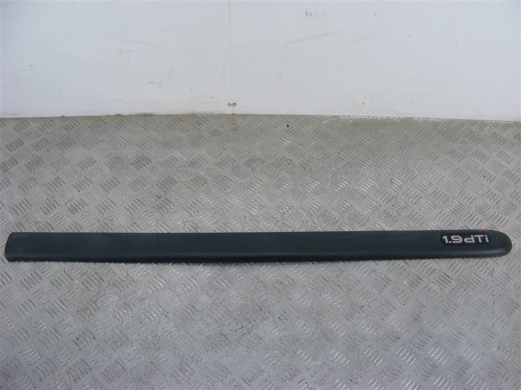 Молдинг двери передней правой