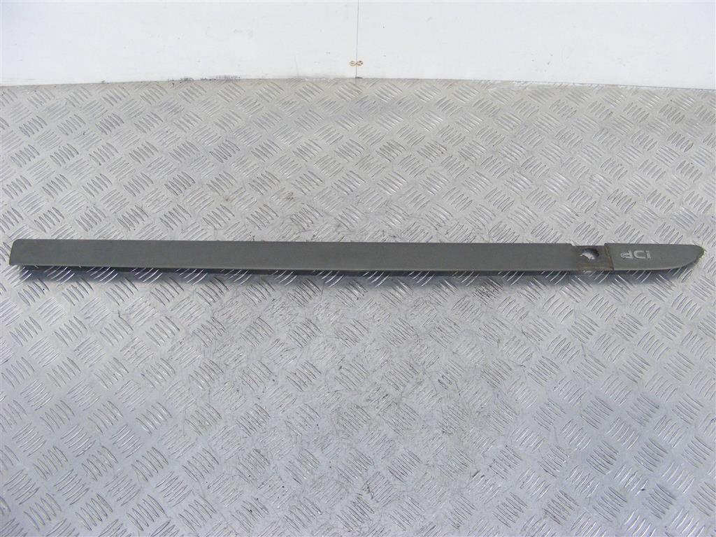 Молдинг двери передней правой