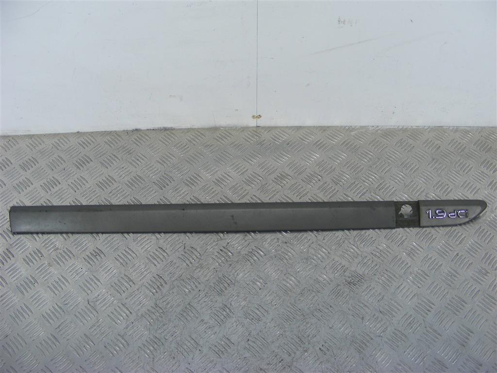 Молдинг двери передней правой