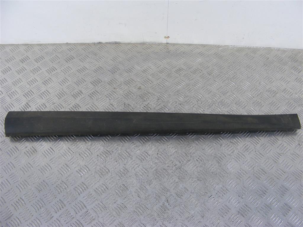 Молдинг двери передней правой