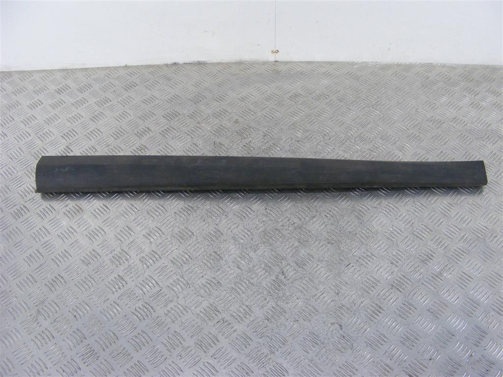 Молдинг двери передней правой