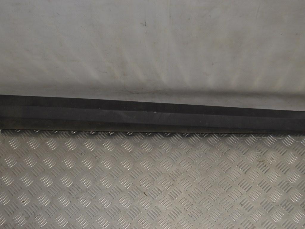 Молдинг двери передней правой