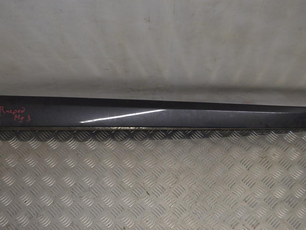 Молдинг двери передней правой