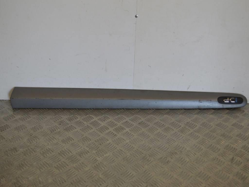 Молдинг двери передней правой