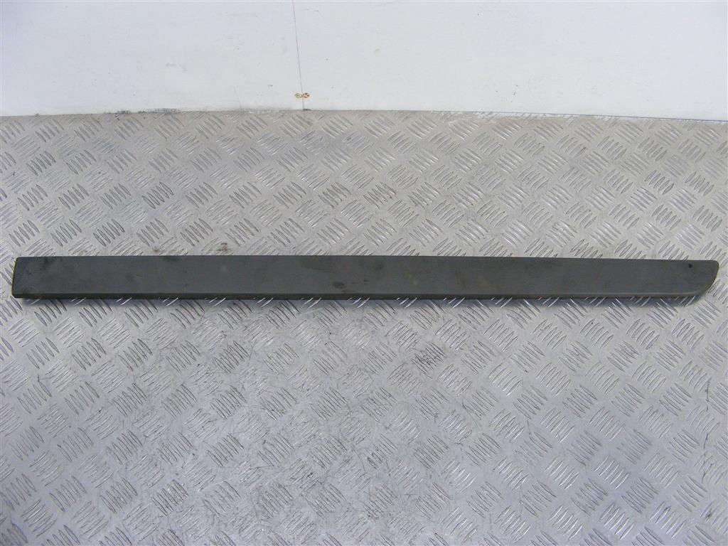 Молдинг двери передней правой