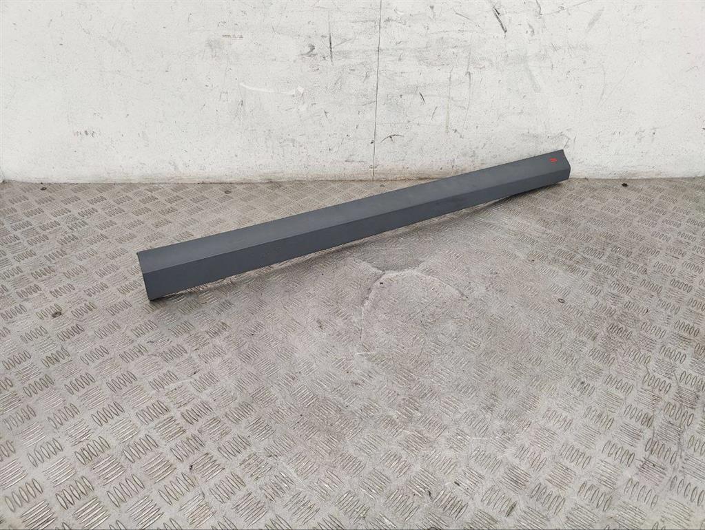 Молдинг двери передней правой