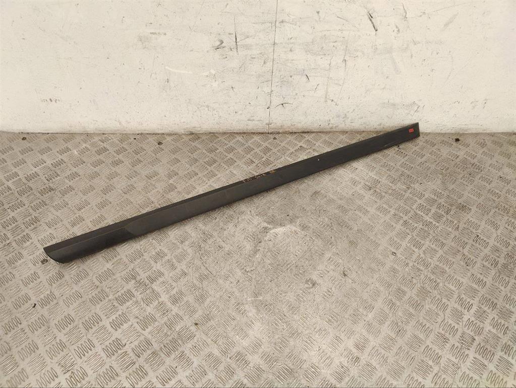 Молдинг двери передней правой