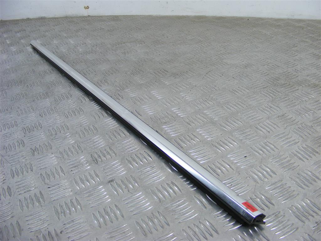 Молдинг стекла двери передней левой наружный