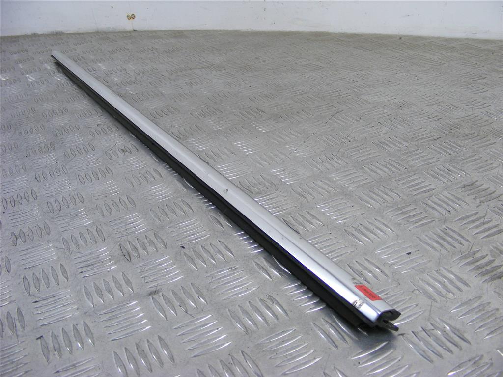 Молдинг стекла двери передней левой наружный