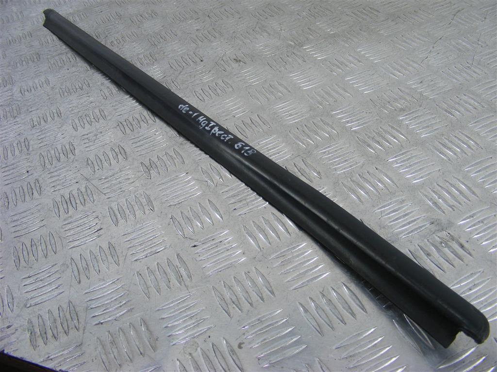 Молдинг стекла двери передней левой наружный