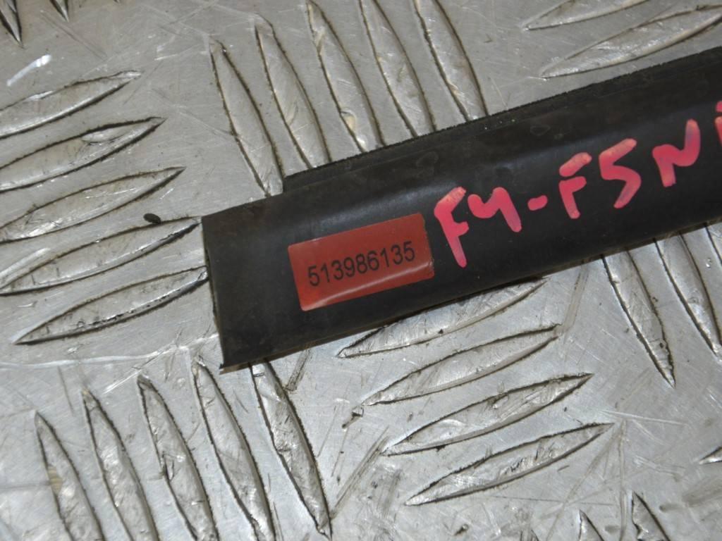 Молдинг стекла двери передней левой наружный