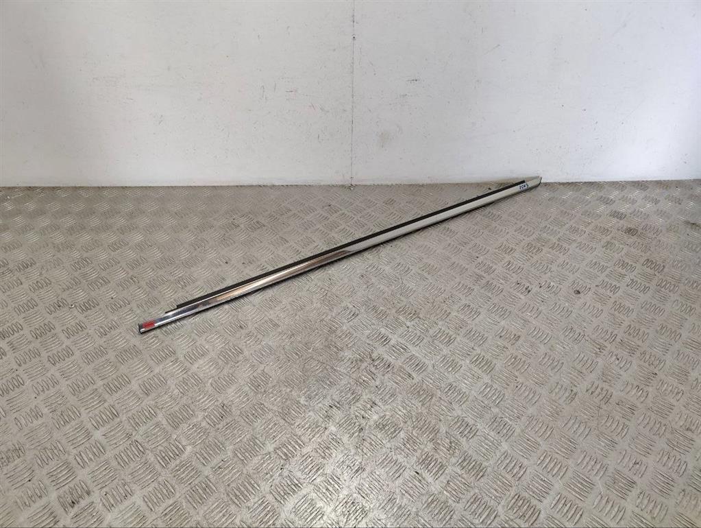 Молдинг стекла двери передней левой наружный