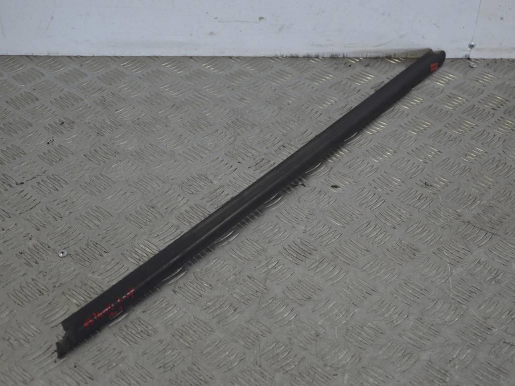 Молдинг стекла двери передней левой наружный