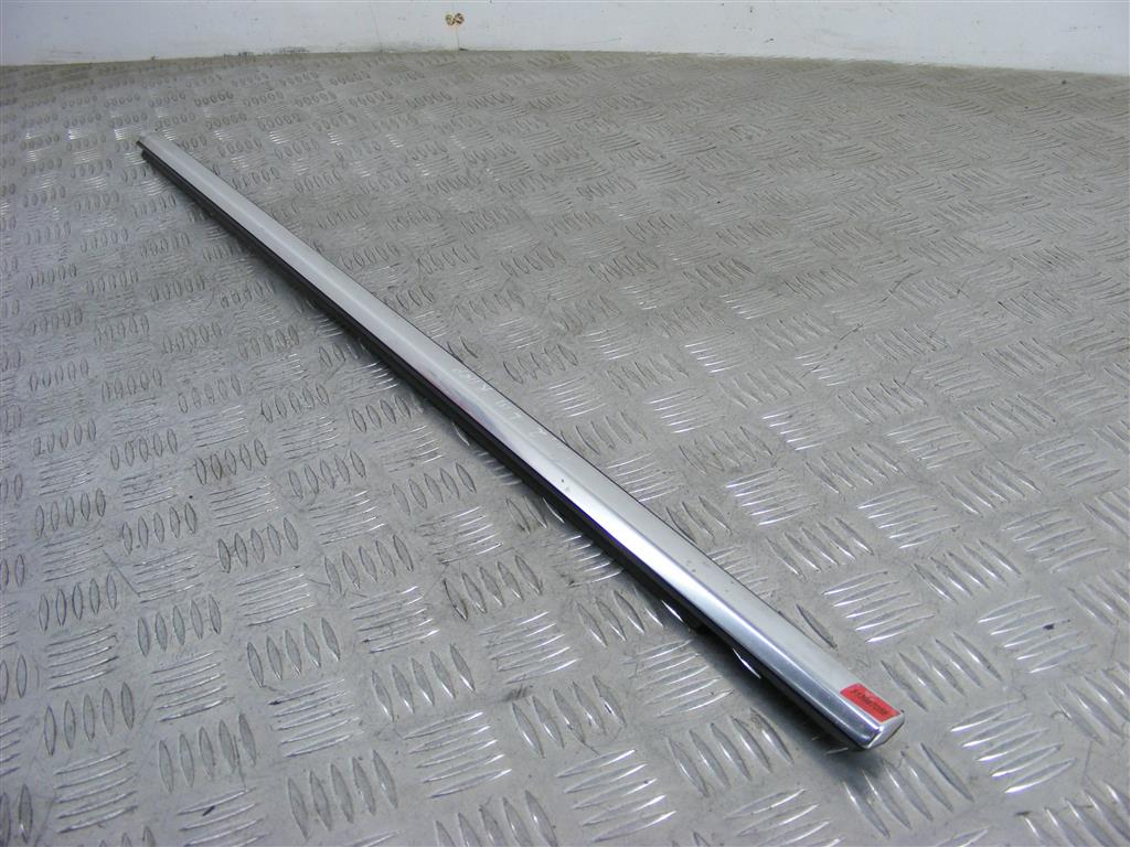 Молдинг стекла двери передней правой наружный