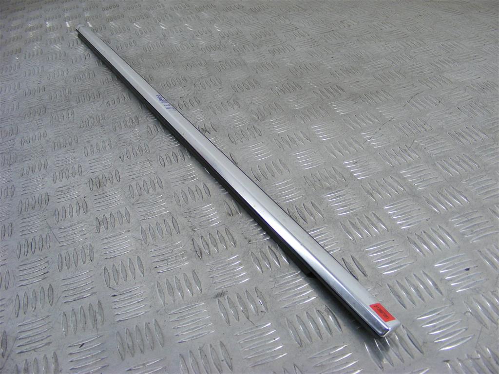 Молдинг стекла двери передней правой наружный