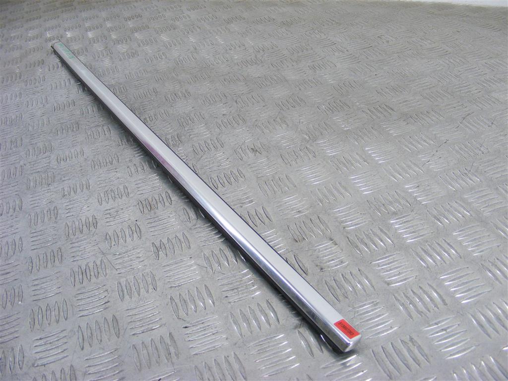 Молдинг стекла двери передней правой наружный