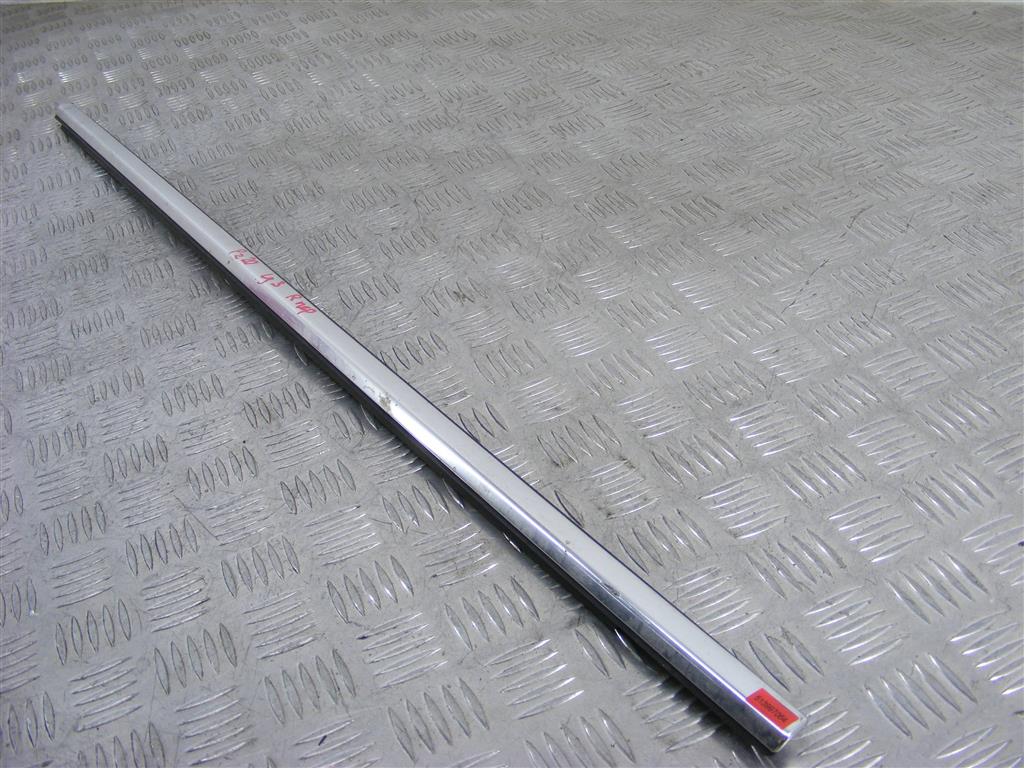 Молдинг стекла двери передней правой наружный