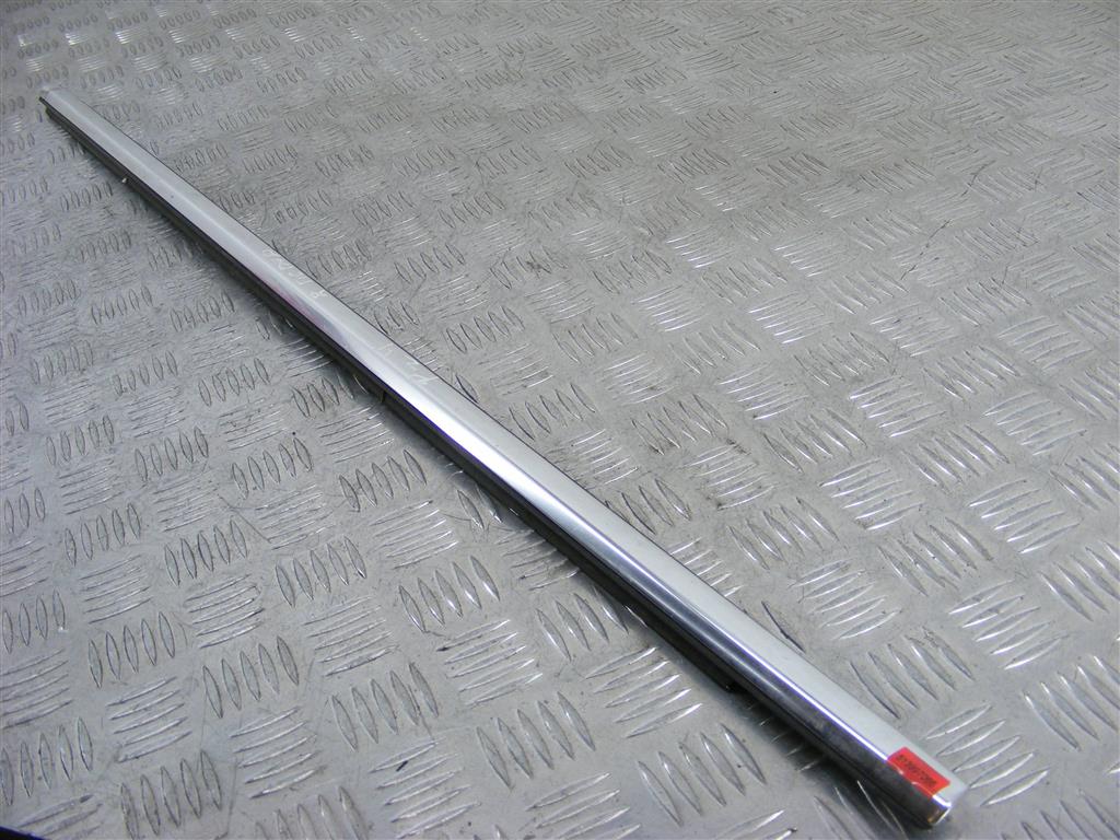 Молдинг стекла двери передней правой наружный