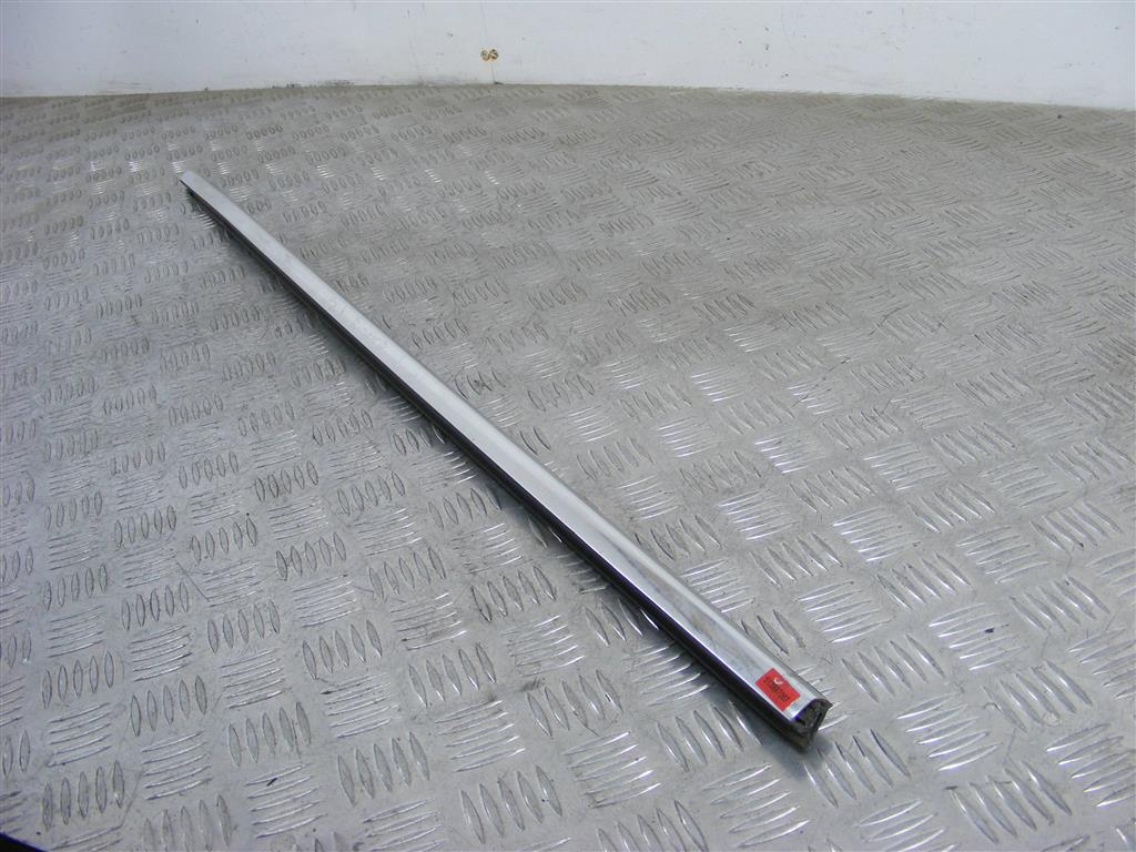 Молдинг стекла двери передней правой наружный