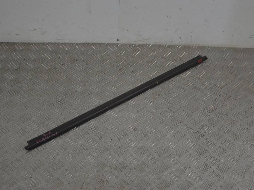 Молдинг стекла двери передней правой наружный