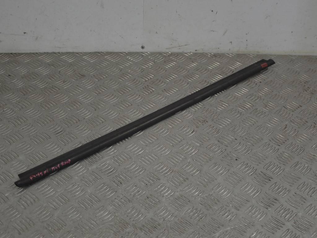 Молдинг стекла двери передней правой наружный