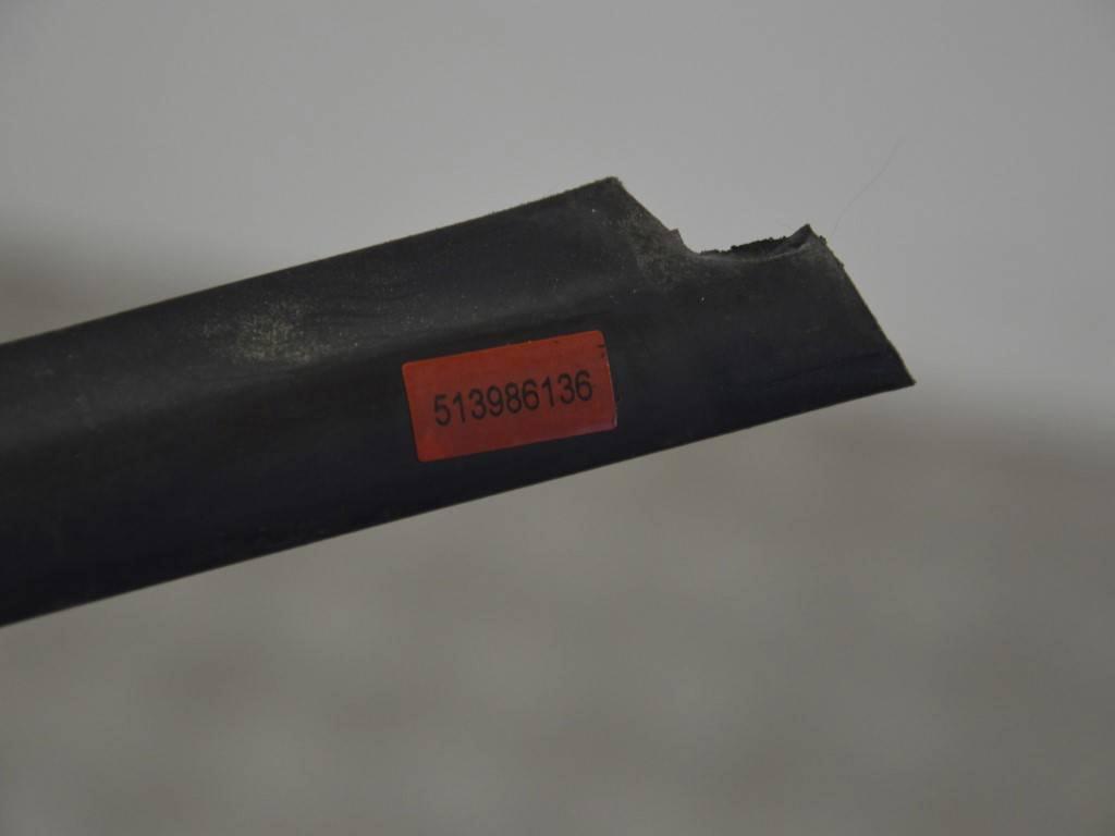 Молдинг стекла двери передней правой наружный