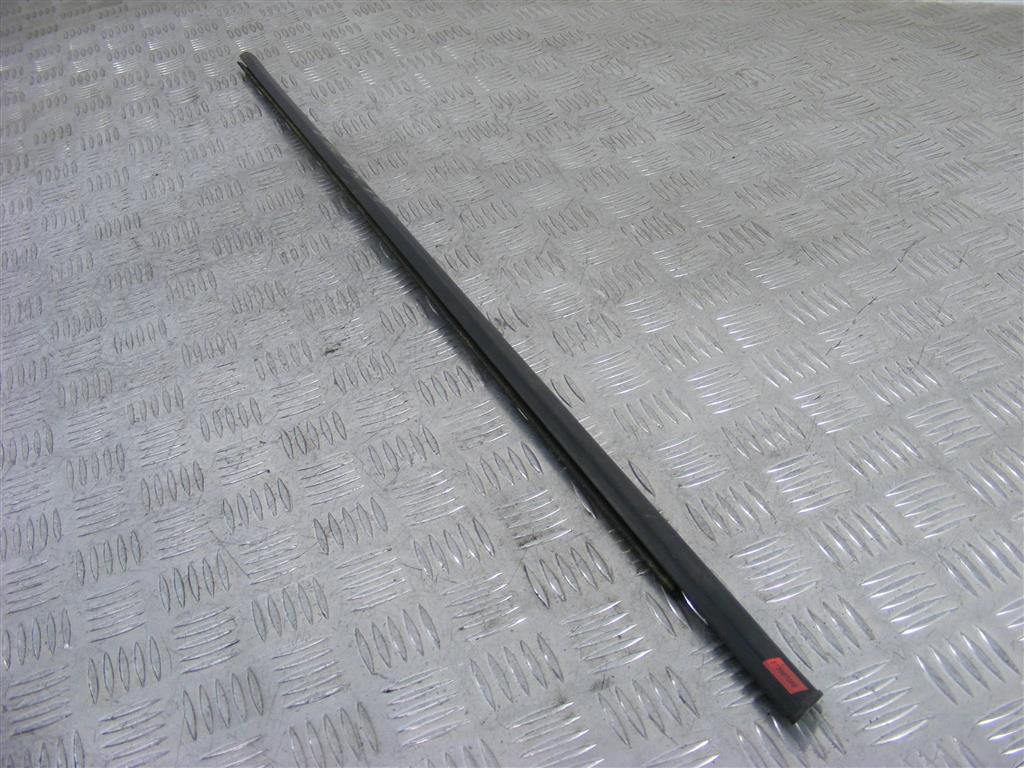 Молдинг стекла двери передней правой наружный