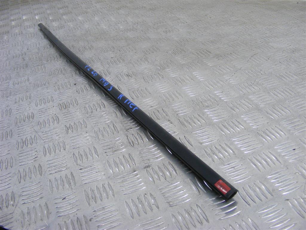 Молдинг стекла двери передней правой наружный Renault Megane 3 (2008-2019)