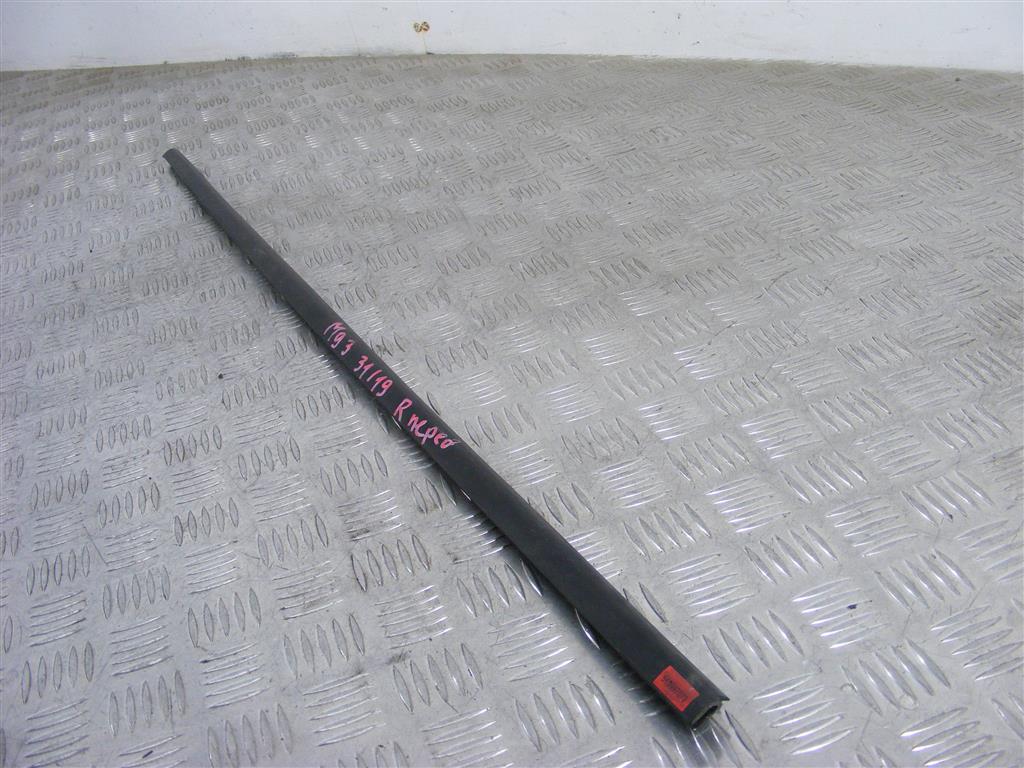 Молдинг стекла двери передней правой наружный Renault Megane 3 (2008-2019)