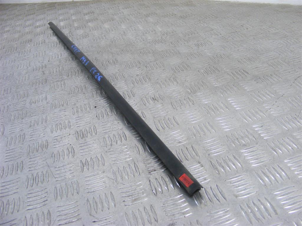 Молдинг стекла двери передней правой наружный Renault Megane 3 (2008-2019)