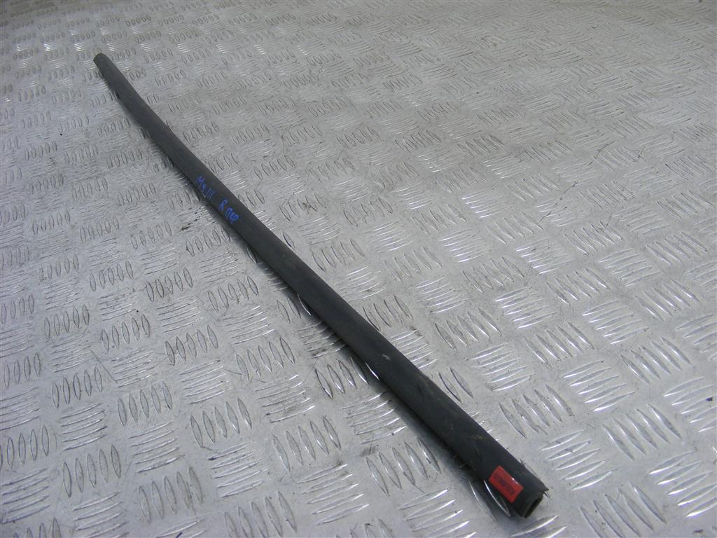 Молдинг стекла двери передней правой наружный Renault Megane 3 (2008-2019)