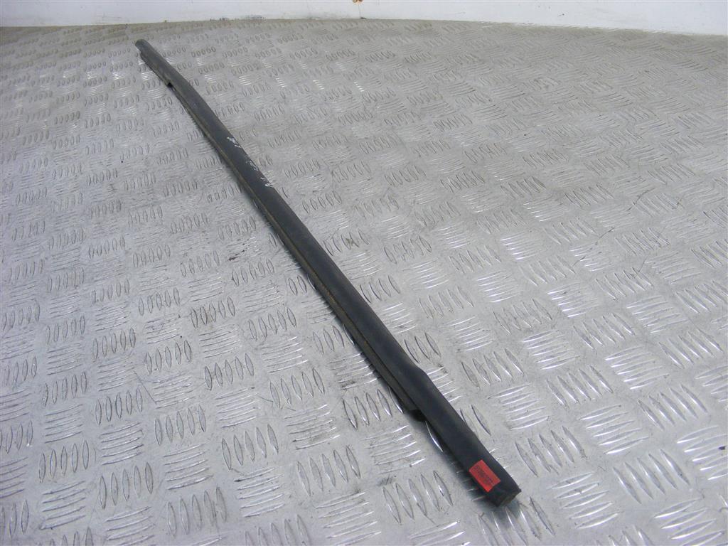 Молдинг стекла двери передней правой наружный