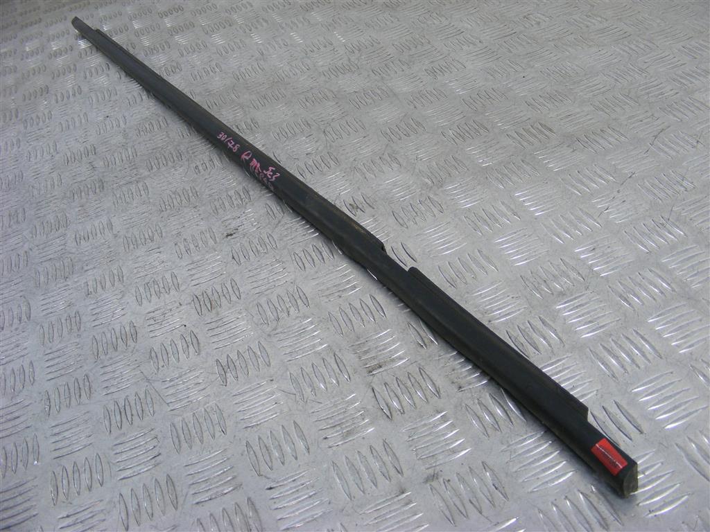 Молдинг стекла двери передней правой наружный