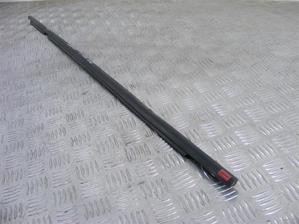 Молдинг стекла двери передней правой наружный