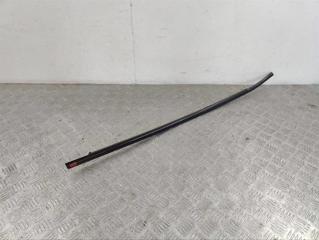 Молдинг стекла двери передней правой наружный