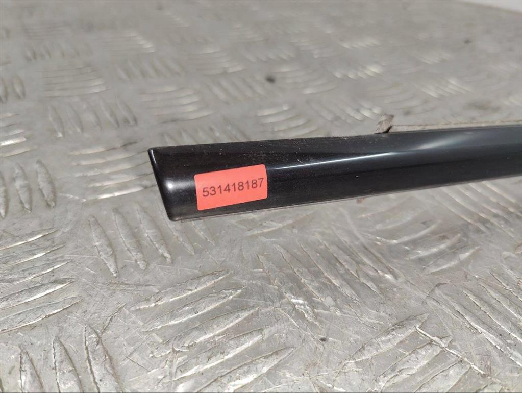 Молдинг стекла двери передней правой наружный