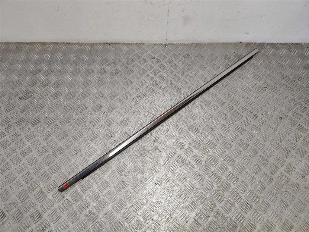 Молдинг стекла двери передней правой наружный