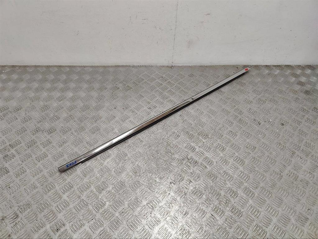 Молдинг стекла двери передней правой наружный