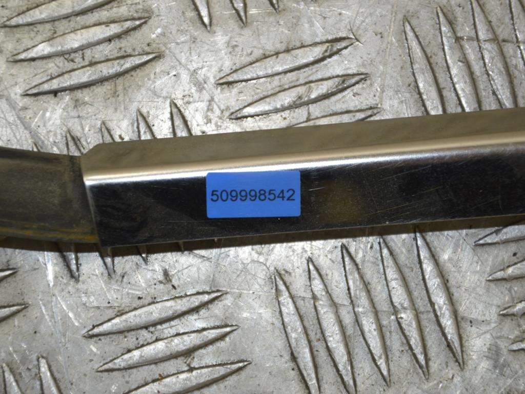 Молдинг стекла двери передней правой наружный