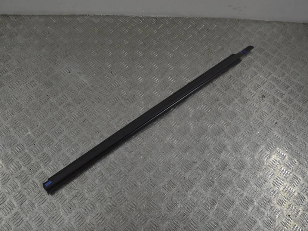 Молдинг стекла двери передней правой наружный