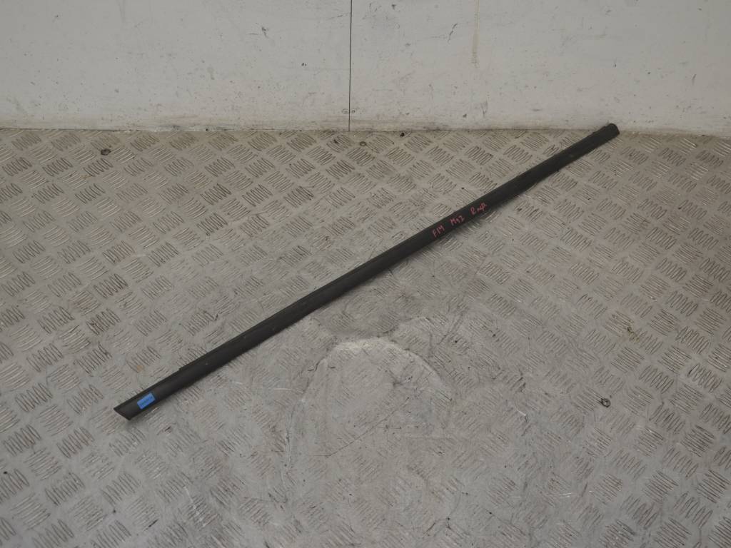 Молдинг стекла двери передней правой наружный